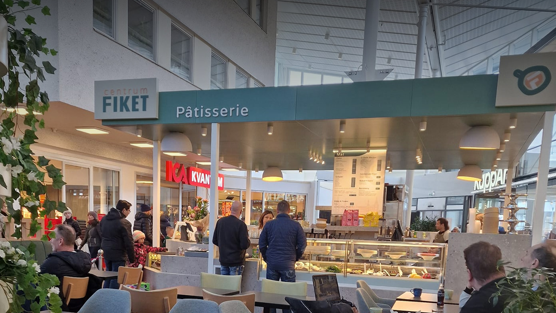 Centrum Fiket Pâtisserie interiör med kunder och personal